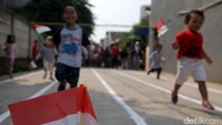 Mereka tampak ceria.