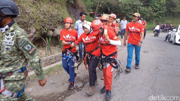 Pecinta Alam di Garut Bentangkan Merah Putih Raksasa di Tebing