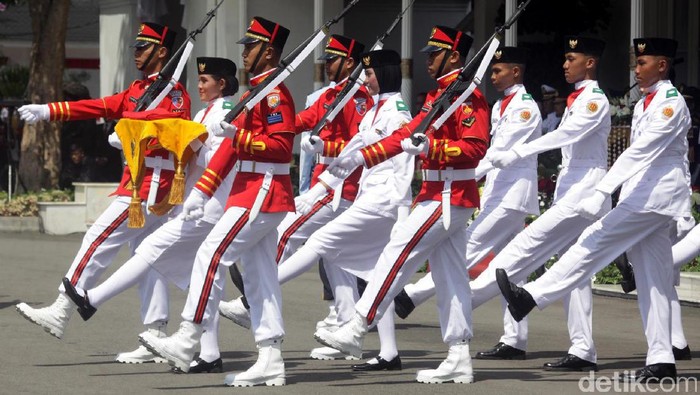 Pasukan pengibar bendera merah putih dalam upacara peringatan hari kemerdekaan RI ke-72 di Gedung Agung Yogyakarta