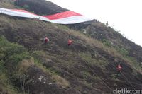 Pecinta Alam di Garut Bentangkan Merah Putih Raksasa di Tebing