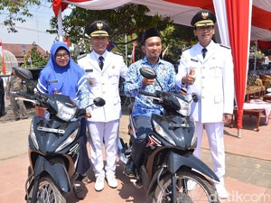 Hari Kemerdekaan, Guru di Daerah Terpencil di Batang Dihadiahi Motor