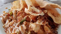 Sama legendarisnya, gado-gado Direksi di kawasan Pancoran Jakarta ini patut dicoba. Kuahnya lembut, manis gurih dengan sayuran yang renyah.Foto: Istimewa