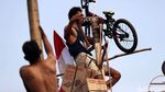 Foto: Fakta tentang Panjat Pinang, Lomba Wajib di Kegiatan 17-an