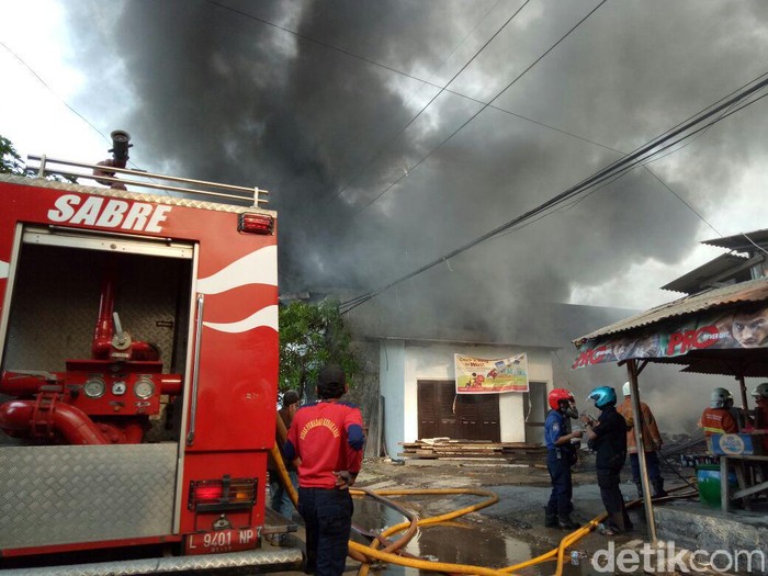 Gudang Barang Bekas di Kapas Madya Terbakar