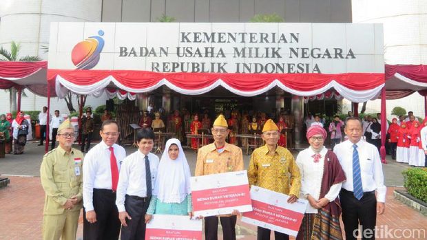 Dirut Pupuk Indonesia Pimpin Upacara HUT RI di Kementerian BUMN