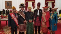 Romi foto bersama dengan Presiden Jokowi-Ibu Negara Iriana dan Wapres JK-Bu Mufidah Kalla serta seorang veteran yang biasa dipanggil Eyang Wimo. Foto: dok. pribadi Romahurmuziy