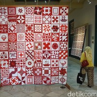 Pameran digelar oleh Perkumpulan Wastra Indonesia. Menyapa tamu di depan pintu museum, sebuah kain perca berukuran 2,4 x 2,7 meter karya 72 perajin quilting atau quilters. Adapun angka 72 merujuk pada usia RI tahun ini. Diungkapkan Lita Jonathans dari Litbang Wastra Indonesia, kain ini akan diberikan kepada pihak museum. (Foto: Daniel Ngantung/Wolipop)