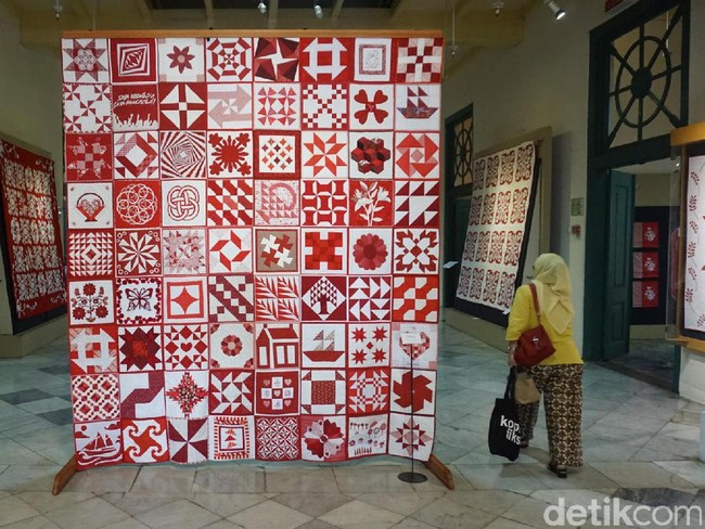 Pameran digelar oleh Perkumpulan Wastra Indonesia. Menyapa tamu di depan pintu museum, sebuah kain perca berukuran 2,4 x 2,7 meter karya 72 perajin quilting atau quilters. Adapun angka 72 merujuk pada usia RI tahun ini. Diungkapkan Lita Jonathans dari Litbang Wastra Indonesia, kain ini akan diberikan kepada pihak museum. (Foto: Daniel Ngantung/Wolipop)