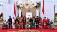 Inilah foto lengkap para tokoh yang pernah memimpin negara. Dari kiri ke kanan: Istri Presiden ke-4 Sinta Nuriyah Wahid, Wapres ke-6 Try Sutrisno dan istrinya, Presiden ke-3 BJ Habibie, Ibu Negara Iriana, Presiden Jokowi, Presiden ke-5 Megawati Soekarnoputri, Wapres Jusuf Kalla dan istrinya Mufidah Kalla, Presiden ke-6 Susilo Bambang Yudhoyono dan istrinya Ani Yudhoyono, Wapres ke-11 Boediono dan istrinya Herawati, istri almarhum Wapres ke-4 Umar Wirahadikusumah. Foto: Biro Pers Setpres