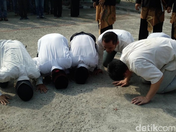 Dapat Remisi Bebas, 19 Napi Lapas Mojokerto Sujud Syukur