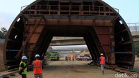Dari panjang tunnel 472 meter dan memiliki dua tube (terowongan) ada sekitar 1 hektare (ha) lahan warga yang belum terbebaskan tepatnya di Desa Cigendel, Kecamatan Pamulihan.
