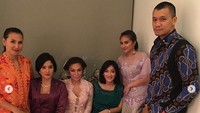 Tampak pula aktor Samuel Rizal diantara sahabat yang hadir di acara tersebut. (Dok. Instagram)