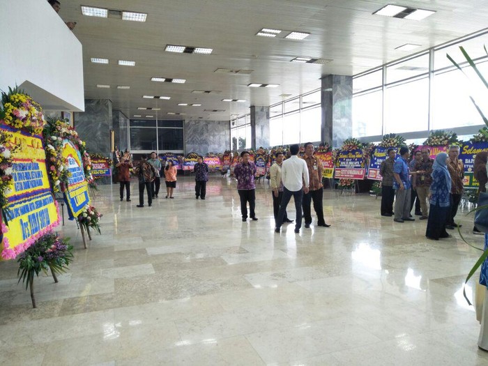 OSO Ulang Tahun, Kompleks Parlemen Banjir Karangan Bunga