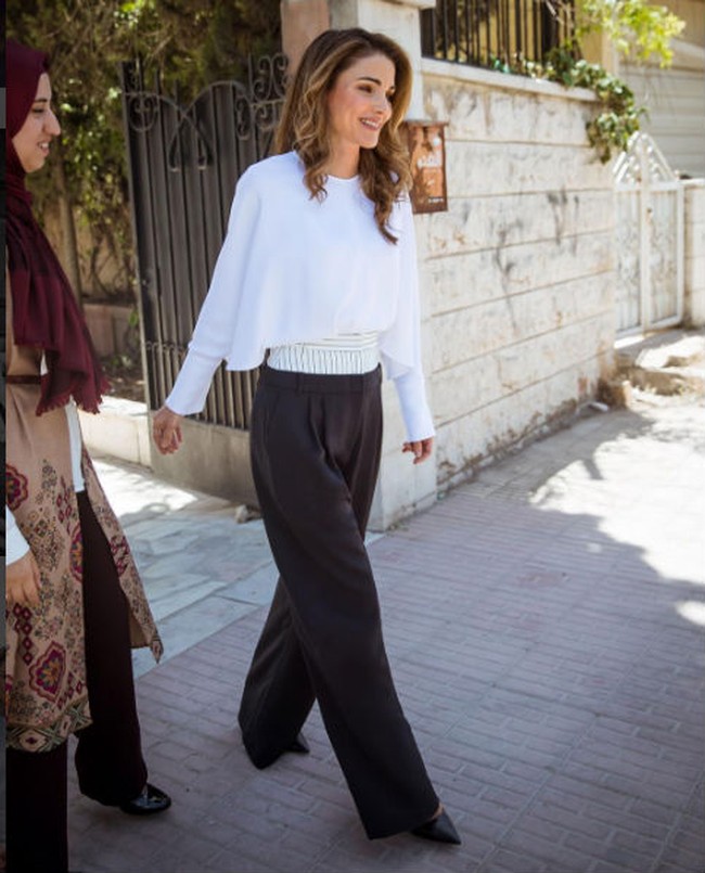 Cara sang Ratu mengenakan crop top dan celana palazzo. Foto: Dok. Instagram/Queen Rania Al Abdullah