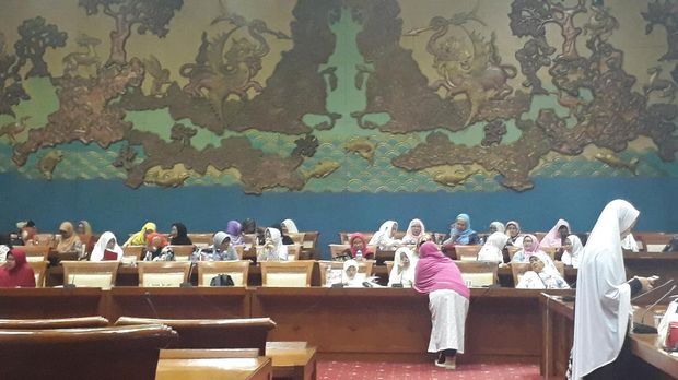 Dari sejumlah jemaah yang hadir, hanya beberapa orang yang akan ditemui Komisi VIII dan Kemenag