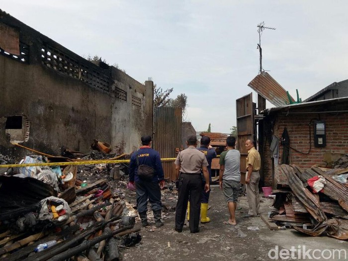 Gudang di Kapas Madya Dipolice Line, Labfor Polda Jatim Olah TKP