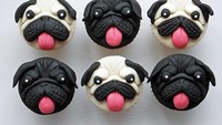 Anjing pug selalu lucu mukanya. Bisa dibuat dengan paduan krim dan hitam. Juluran lidahnya bisa diberi krim warna pink. Lucu!Foto: Istimewa