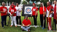 Sri Mulyani foto bersama peserta lomba panahan.