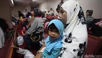 Sebagian jemaah datang dengan mengajak anaknya.