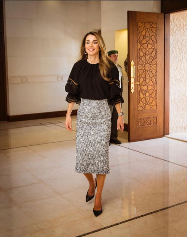Padu padan busana bernuansa monokromatik berikut bahkan dapat Anda tiru untuk ke kantor maupun menghadiri acara pesta taman yang lebih kasual. Foto: Dok. Instagram/Queen Rania Al Abdullah
