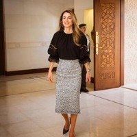 Padu padan busana bernuansa monokromatik berikut bahkan dapat Anda tiru untuk ke kantor maupun menghadiri acara pesta taman yang lebih kasual. Foto: Dok. Instagram/Queen Rania Al Abdullah