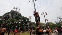 Para peserta panjat bambu betung tersebut berasal dari kesekretariatan DPR dan masyarakat umum.