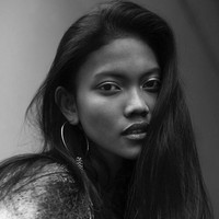 Sempat dikritik netizen karena berbusana transparan, Laras hanya menganggapnya angin lalu. Yang terpenting baginya, keluarga mendukung penuh profesinya. (Foto: Instagram/Laras Sekar)