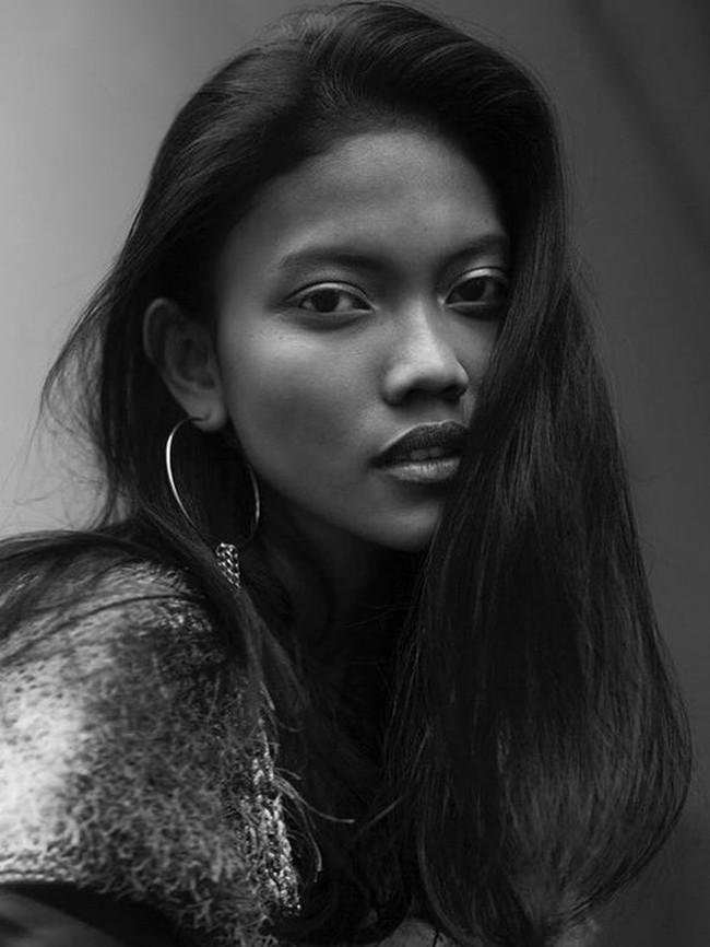 Sempat dikritik netizen karena berbusana transparan, Laras hanya menganggapnya angin lalu. Yang terpenting baginya, keluarga mendukung penuh profesinya. (Foto: Instagram/Laras Sekar)