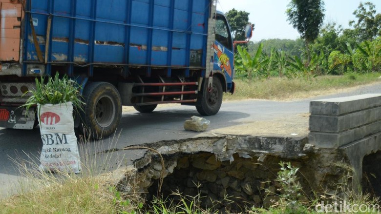 Lubang di Jembatan Rembang Ini Bertahun-tahun Tak Juga Diperbaiki Lubang di Jembatan Rembang Ini Bertahun-tahun Tak Juga Diperbaiki