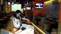 Hooters melayani pengunjung hingga pukul 02.00 WIB, dan akan kembali buka keesokan harinya pukul 11.00 WIB.