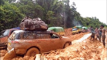 Mereka kerap menemui jalanan rusak berlumpur. (Foto: BAKTI/Kominfo)