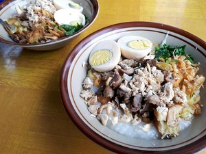 Pak H. Amid: Di Sini Ada Bubur Ayam Spesial Bandung yang Kental dengan Topping Komplet
