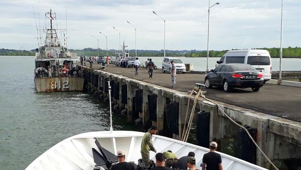 Speedboat terombang ambing di laut karena terkena hempasan angin.