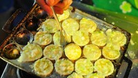 Nah, yang ini juga bikin kangen. Telur yang dikocok dengan campuran irisan daun bawang dan garam bisa jadi sajian enak. Telurnya digoreng dalam loyang bulat kemudian diberi saus dan disajikan dengan kertas dengan tusukan lidi. Biasanya dibandrol dengan harga Rp 5.000 per loyangnya. (Foto: Istimewa)