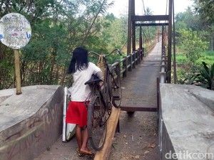 Jembatan Miring di Bantul Akhirnya Ditutup Palang Besi