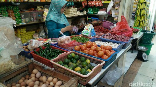 Pedagang di Pasar Gondangdia