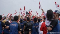 Dengan semangat tinggi Komunitas Mobil Merah, Mobil Putih dan Mobil Hitam berkumpul dan mengibarkan bendera Merah Putih di kawasan pameran GIIAS, BSD City, Tangerang, untuk membentuk formasi Burung Garuda pada acara Peringatan Hari Kemerdekaan ke-72 Republik Indonesia.  Foto: Panitia Penyelenggara GIIAS (Seven Events)
