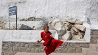 Biksu-biksu cilik ini juga berlatih bela diri (Cathal McNaughton/Reuters)