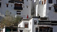 Biksu-biksu kecil ini bersekolah di dalam Biara Thiksey, di dekat Leh di Ladakh. Biara ini dikelilingi dengan tembok bercat putih setinggi 3000 m di tebing berbatu (Cathal McNaughton/Reuters)