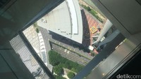 Bagi kamu yang bernyali, bisa melihat ngerinya ketinggian Macau Tower dari alas kaca. Jantung dijamin mau copot! (Aji/detikTravel)