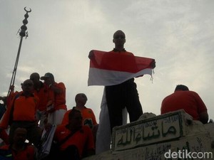 Kala Merah Putih Berkibar di Atas Gua Hira