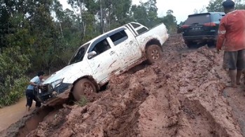 Kerap mobil terperosok sehingga harus ditarik oleh mobil lain. (Foto: BAKTI/Kominfo)
