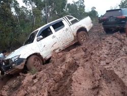 Bertaruh Nyawa Demi Akses Internet di Daerah Pelosok