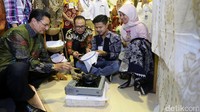 Hanif mencoba canting untuk membatik di salah satu booth pameran Indonesia CSR Exhibition yang berlangsung hingga Minggu (20/8/2017).