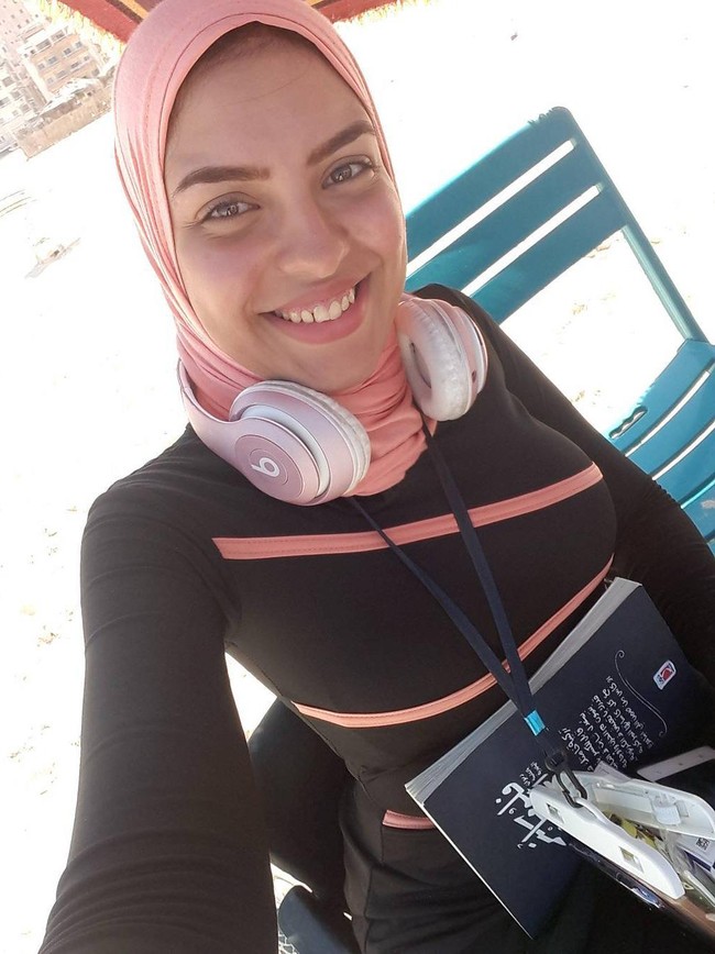 Rania Roushdy mulai mengalami kesulitan berjalan di usia tiga tahun dan sempat mencoba berjalan di usia 19 tahun. Namun kini ketika usianya menginjak 25 tahun, Rania tak dapat lagi melakukannya. Foto: Instagram