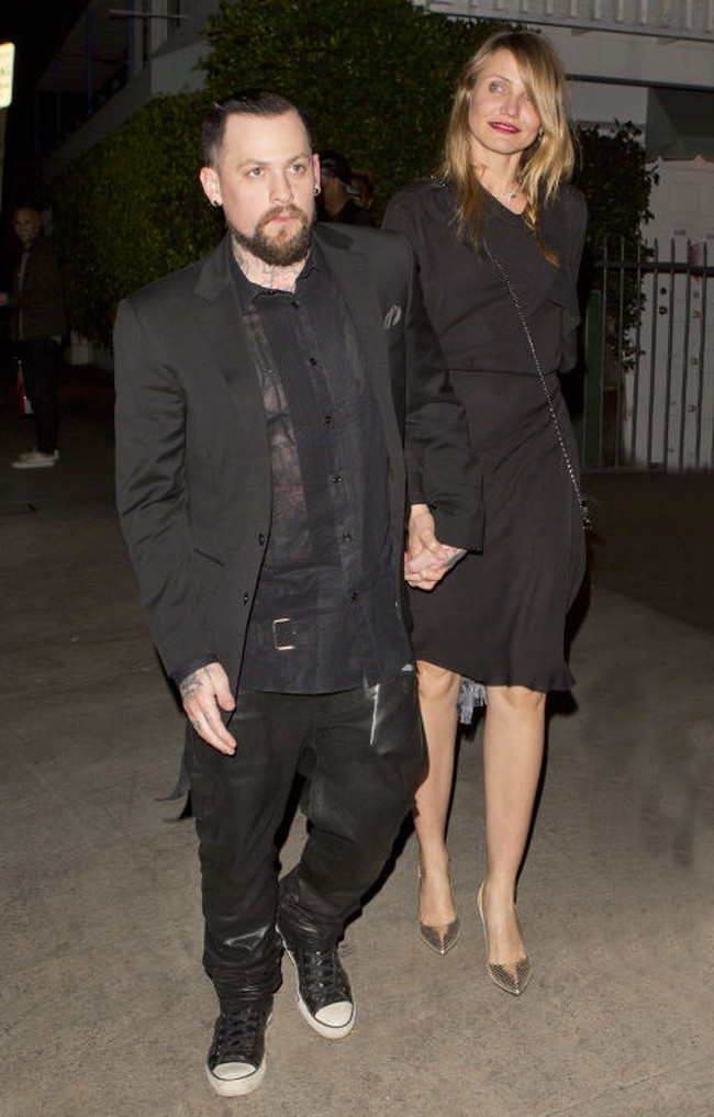 Cameron Diaz dan Benji Madden menikah sejak 2015. Benji pun bukan hanya lebih muda dari Cameron namun juga lebih pendek.