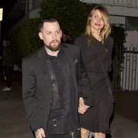 Cameron Diaz dan Benji Madden menikah sejak 2015. Benji pun bukan hanya lebih muda dari Cameron namun juga lebih pendek.