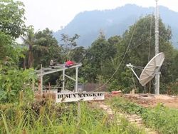 Bertaruh Nyawa Demi Akses Internet di Daerah Pelosok