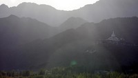 Dari sini, biksu-biksu kecil dapat melihat langsung pemandangan mengagumkan dari dali Lembah Indus ke pegunungan luar. Biara ini berada di Kashmir yang dikelola India (Cathal McNaughton/Reuters)