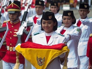 Fariza Pembawa Bendera Pusaka Pelihara Ular, Ini Kata Orangtuanya